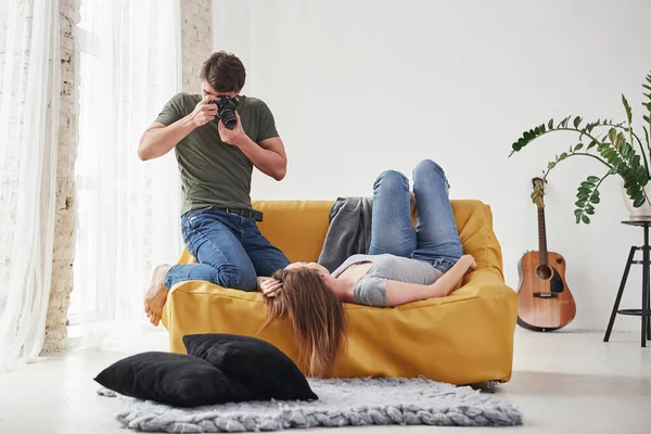 Guitarra Planta Almohadas Fotógrafo Tomando Una Foto Una Joven Que — Foto de Stock