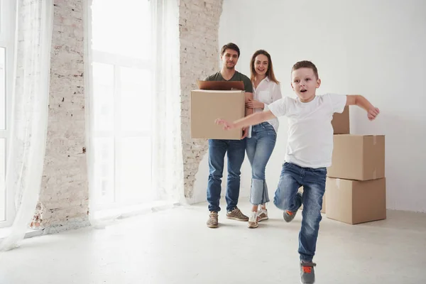 Habitación Espaciosa Humor Juguetón Del Niño Familia Mudado Una Casa —  Fotos de Stock