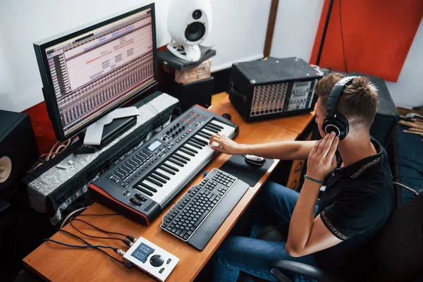 录音室内耳机工作和混合音乐的音响工程师 — 图库照片