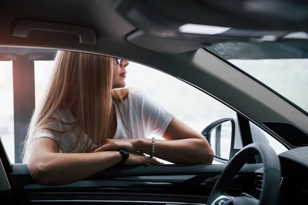 Chica Coche Moderno Salón Durante Día Interiores Compra Vehículo Nuevo — Foto de Stock