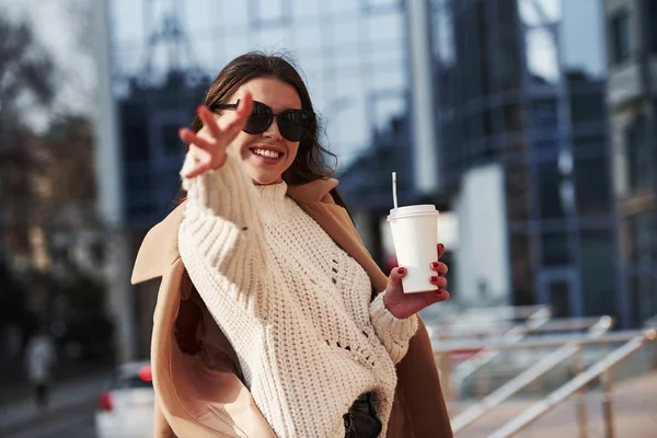 Sana ulaşmaya çalışıyorum. Kalın elbiseli genç bir kız hafta sonları şehirde yürür..