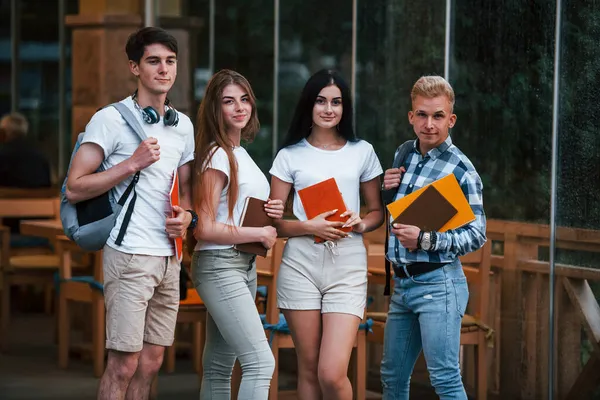 Cuatro Jóvenes Estudiantes Con Ropa Casual Reúnen Día Lluvioso — Foto de Stock