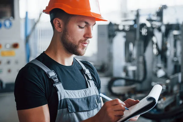 Trabajador Industrial Interior Fábrica Joven Técnico Con Sombrero Duro Naranja —  Fotos de Stock