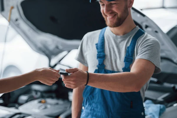 Les Yeux Fermés Femme Dans Salon Automobile Avec Employé Uniforme — Photo