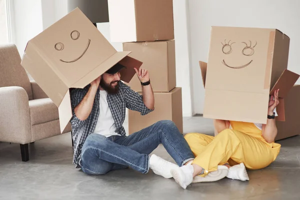 Kutularla oynuyorum. Yeni evlerinde birlikte mutlu bir çift. Taşınma kavramı.