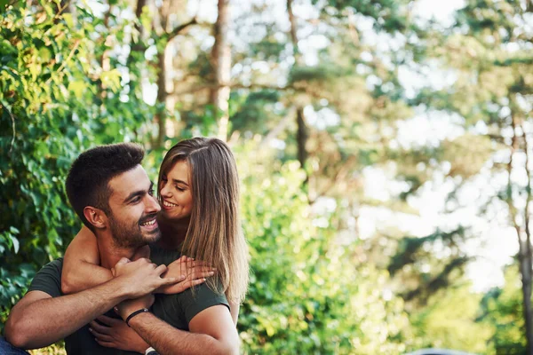 Seduto Abbracciato Bella Giovane Coppia Divertono Nella Foresta Durante Giorno — Foto Stock