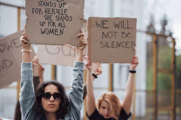 被害者が聞きたがってる フェミニスト女性グループは屋外での権利に抗議している — ストック写真
