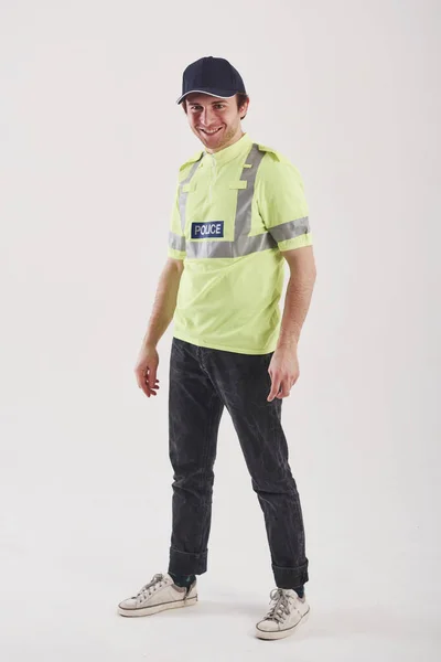 Για Την Ασφάλειά Σου Αστυνομικός Πράσινη Στολή Στέκεται Λευκό Φόντο — Φωτογραφία Αρχείου