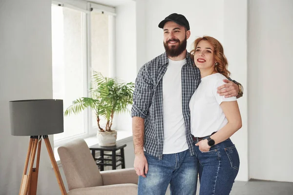 Una Pareja Feliz Nueva Casa Concepción Movimiento —  Fotos de Stock