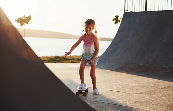 晴れた日 子供はランプでスケートを楽しんでいます 陽気な女の子 — ストック写真