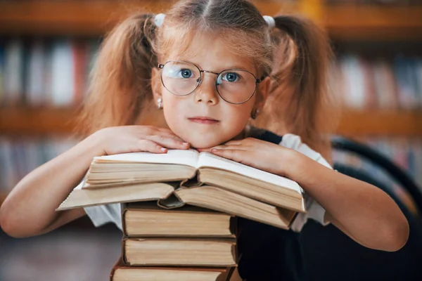 Στηρίζεσαι Στα Βιβλία Χαριτωμένο Κοριτσάκι Τις Κοτσίδες Είναι Στη Βιβλιοθήκη — Φωτογραφία Αρχείου