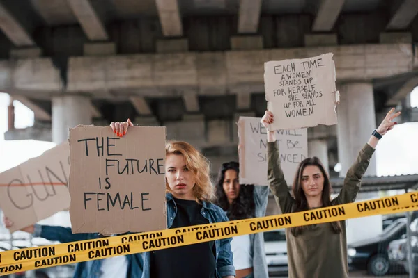 Güç çoğunlukta değil. Bir grup feminist kadın dışarıda hakları için protesto yapıyor..