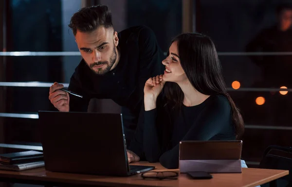 Killen Med Snygg Frisyr Teamet Unga Affärsmän Arbetar Med Sitt — Stockfoto