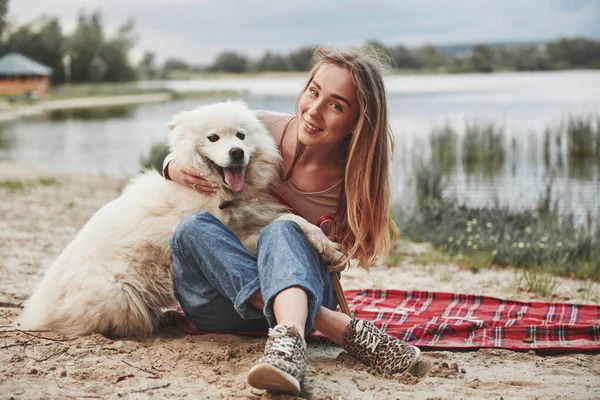 Obejmując Psa Blondynka Świetnie Się Bawi Spędzając Czas Plaży — Zdjęcie stockowe