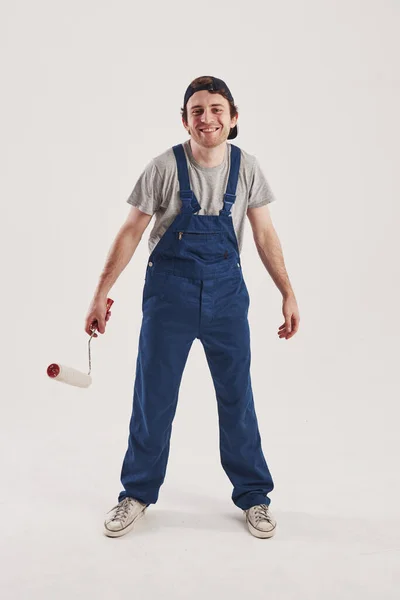 Spaß Haben Mann Blauer Uniform Steht Vor Weißem Hintergrund Atelier — Stockfoto
