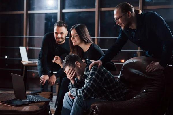 Ansiktsgest Teamet Unga Affärsmän Arbetar Med Sitt Projekt Nattetid Kontoret — Stockfoto