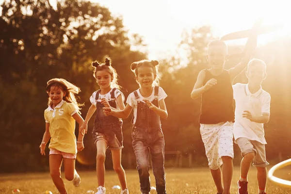 Group Kids Have Active Weekend Field Illuminated Beautiful Sunlight — Stock Photo, Image