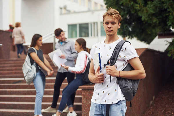 카메라 앞에서 포즈를 근처에서 평상복을 학생들이 — 스톡 사진