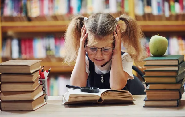 Interessante Informatie Schattig Klein Meisje Met Staartjes Bibliotheek Appel Boeken — Stockfoto