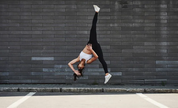 Haciendo Parkour Loco Acrobacias Atléticas Joven Morena Deportiva Con Forma — Foto de Stock