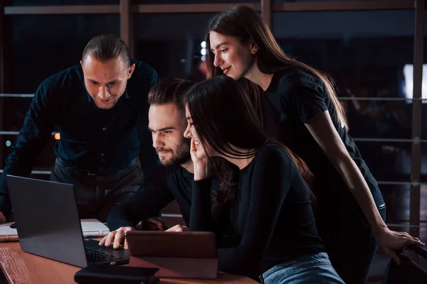 Moderna Affärer Ungdomsteamet Arbetar Med Sitt Projekt Nattetid Kontoret — Stockfoto