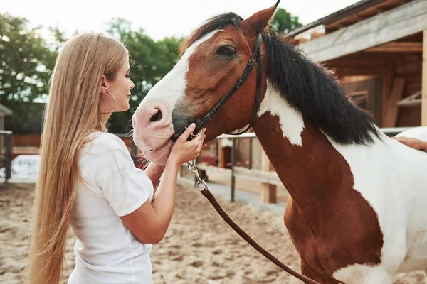 Buen Punto Débil Mujer Feliz Con Caballo Rancho Durante Día —  Fotos de Stock