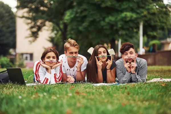 好开心的心情白天穿着便衣在绿草上的一群年轻学生 — 图库照片