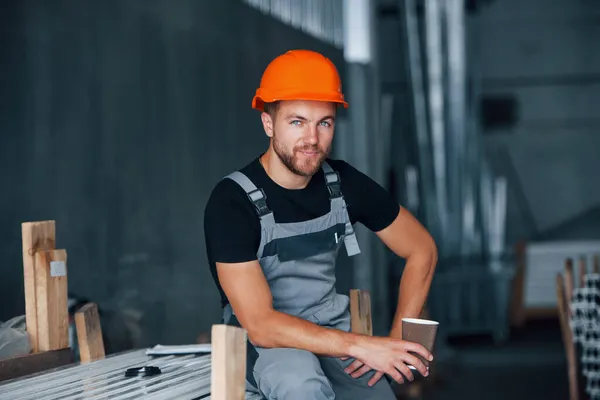 Met Een Kop Drank Lunchpauze Industriële Werknemer Binnen Fabriek Jonge — Stockfoto