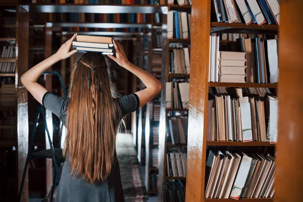 Menina Alegre Divertir Enquanto Coloca Livros Sua Cabeça Estudante Feminina — Fotografia de Stock