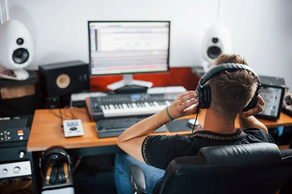 Concentrated Job Sound Engineer Headphones Working Mixing Music Indoors Studio — Stock Photo, Image