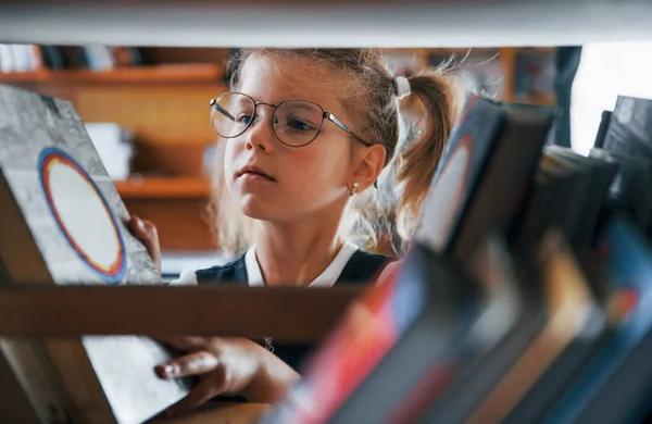 Uma Menina Óculos Procura Livro Biblioteca Concepção Educação — Fotografia de Stock