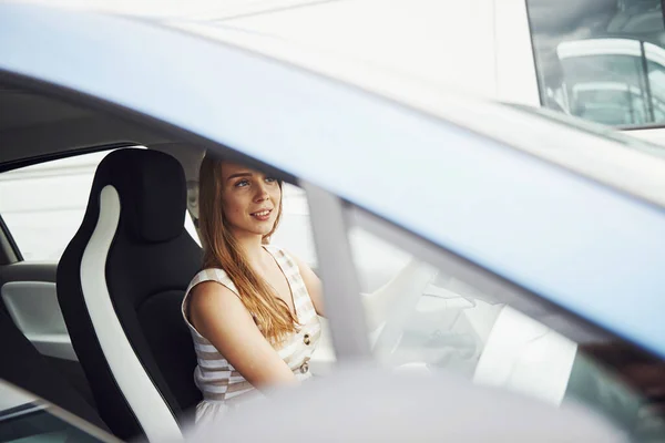 Kvinnlig Förare Inne Modern Bil Testar Helt Bil — Stockfoto