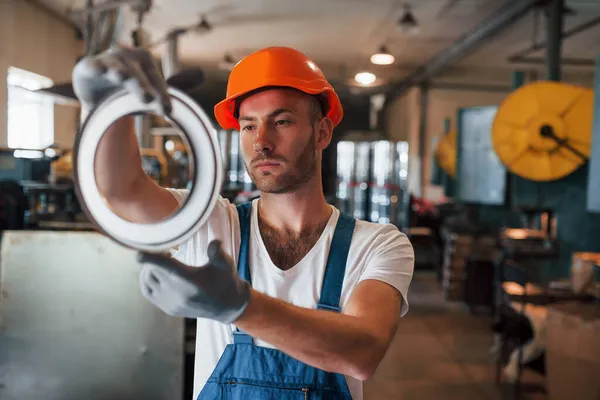 Een Van Details Man Uniform Werkt Aan Productie Industriële Moderne — Stockfoto