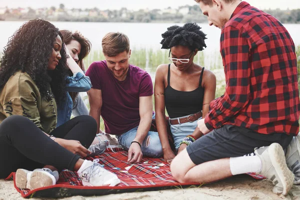 Gra Czas Wolny Grupa Ludzi Organizuje Piknik Plaży Przyjaciele Bawcie — Zdjęcie stockowe