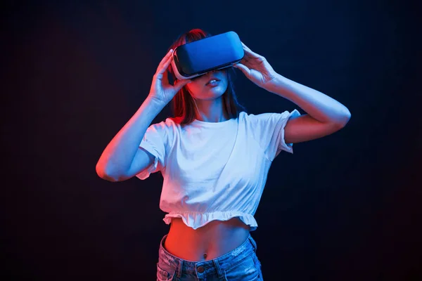 Niesamowite Nowoczesne Technologie Młoda Kobieta Korzystająca Okularów Wirtualnej Rzeczywistości Ciemnym — Zdjęcie stockowe