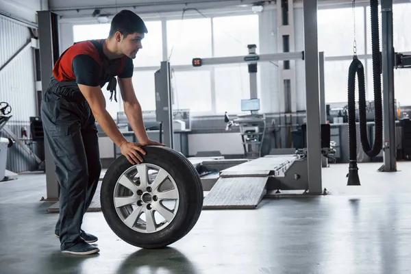 Jag Strax Tillbaka Mekanikern Håller Ett Däck Reparationsgaraget Byte Vinter — Stockfoto