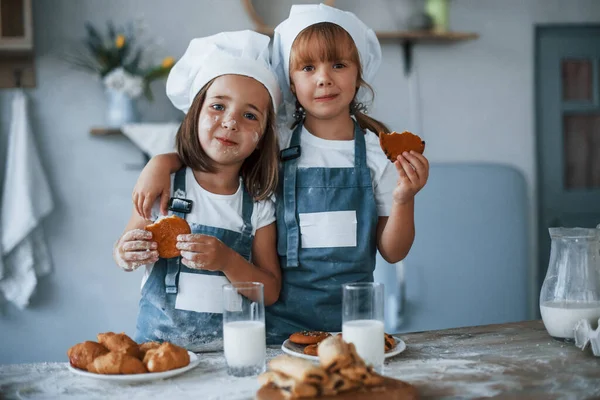 Positivt Humör Familjebarn Vit Kock Uniform Äter Mat Köket — Stockfoto