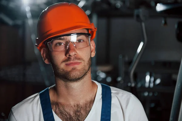 Yerinde Metalurji Fabrikasında Koruyucu Miğfer Gözlüklü Bir Mühendisin Portresi — Stok fotoğraf