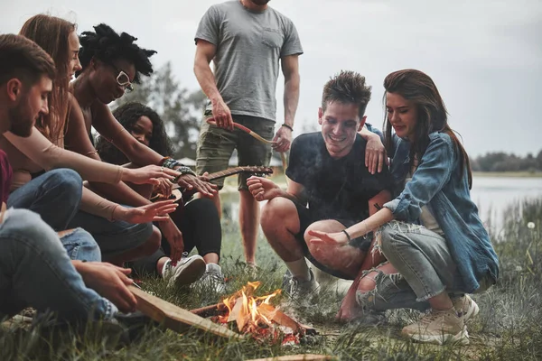 Slappna Medan Sitter Bredvid Lägereld Grupp Människor Har Picknick Stranden — Stockfoto