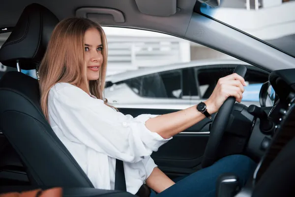 Titta Framför Henne Vacker Blond Flicka Sitter Den Nya Bilen — Stockfoto