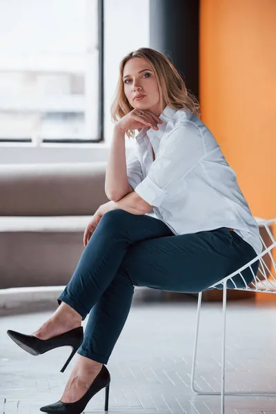 Adulto Maturo Donna Affari Con Capelli Biondi Ricci Seduta Camera — Foto Stock