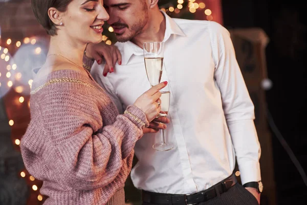 Tipo Quer Beijar Namorada Bom Casal Celebrando Ano Novo Quarto — Fotografia de Stock