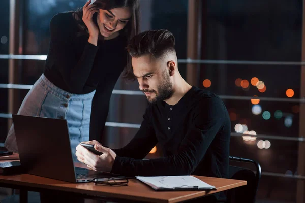 Mädchen Lächelt Team Junger Geschäftsleute Arbeitet Nachts Büro Ihrem Projekt — Stockfoto