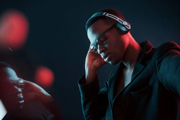 Élvezem Zenét Fejhallgatóban Szemüvegben Futurisztikus Neon Világítás Fiatal Afro Amerikai — Stock Fotó