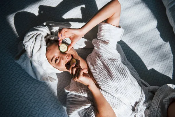 Χαρούμενη Διάθεση Νεαρή Θετική Γυναίκα Πετσέτα Στο Κεφάλι Ξαπλωμένη Στο — Φωτογραφία Αρχείου