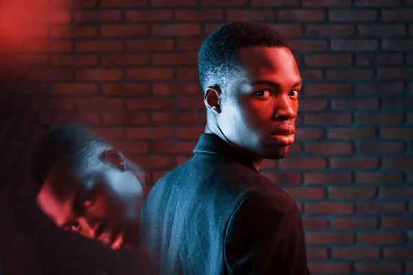 Krásný Odraz Futuristické Neonové Osvětlení Mladý Africký Američan Muž Studiu — Stock fotografie