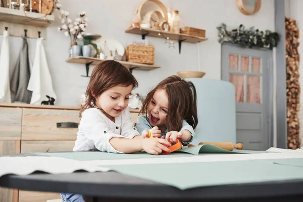 Szczęśliwego Dzieciństwa Dwoje Dzieci Bawiących Się Żółtymi Pomarańczowymi Zabawkami Białej — Zdjęcie stockowe