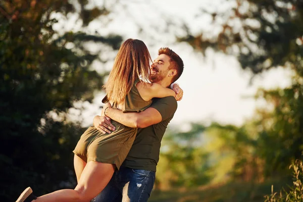 Apaixonados Pelo Outro Belo Jovem Casal Ter Bom Tempo Floresta — Fotografia de Stock