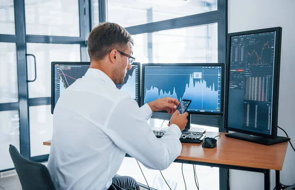 Zoeken Naar Informatie Jonge Zakenman Formele Kleding Functie Met Meerdere — Stockfoto