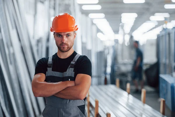 Staat Met Gekruiste Armen Portret Van Mannelijke Industriële Werknemer Binnen — Stockfoto